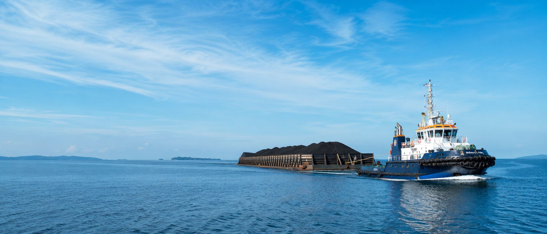 Tugboat menarik tongkang bermuatan curah di perairan Indonesia — PT Tiga Saka Samudra